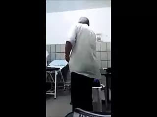 فضيحة دكتور هندي ينيك الممرضة في العيادة – سكس عربي
